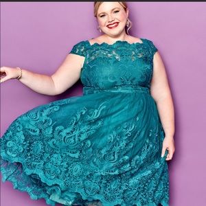 Chi Chi London Exquisite elegance teal lace dress, size 24